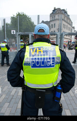 Cardiff, Royaume-Uni. 3e septembre 2014. La sécurité est en place à la veille du sommet de l'OTAN, tandis que les partisans de la paix dans le monde entier continuer dans une semaine de protestation devant le sommet de l'OTAN au Celtic Manor qui sera assisté par 150 chefs d'État et ministres sur le 4 et 5 septembre. Plus de 12 milles de neuf pieds de haut "cercle d'acier' clôture est en place dans les principaux sites et plus de 9 000 agents de police provenant de toutes les 43 forces de police en Angleterre et au Pays de Galles. Credit : Graham M. Lawrence/Alamy Live News. Banque D'Images