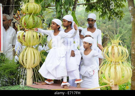 Colombo, Sri Lanka. Sep, 2014 3. Les élèves effectuent la danse traditionnelle lors d'une cérémonie à Colombo, Sri Lanka, 3 septembre 2014. China Machinery Engineering Corporation (CMEC) a fait don de livres de bibliothèque, des ordinateurs, des filtres à eau, de lampes à énergie solaire et offert des bourses aux étudiants dans une école près de Sri Lanka's historic Fa-Hien grottes. Crédit : Yang Meiju/Xinhua/Alamy Live News Banque D'Images