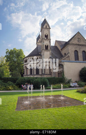 Vue de côté de la basilique de Castor, c'est la plus ancienne église de Coblence, Coblence, Allemagne, Europe Banque D'Images