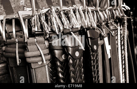 Boucles de ceintures en cuir à vendre dans un magasin en Italie. Banque D'Images