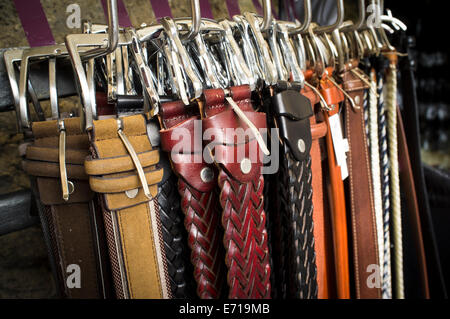 Boucles de ceintures en cuir à vendre dans un magasin en Italie. Banque D'Images