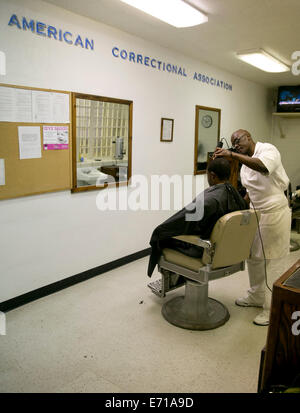 Coupes de cheveux de détenu codétenu à la coiffure à l'intérieur de la prison de Darrington, un établissement correctionnel près de Houston, Texas Banque D'Images