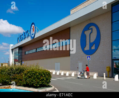 Succursale de E Leclerc supermarché à Pons le sud-ouest de la France la chaîne a été fondée en 1949 et compte maintenant plus de 500 magasins en France Banque D'Images