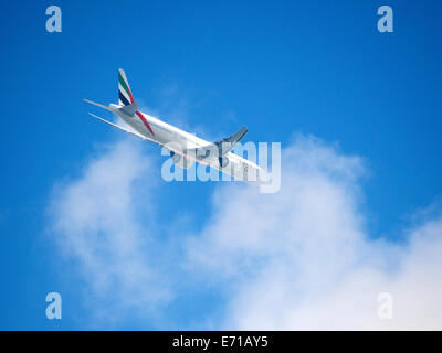 Gatwick, Londres. UK. Mercredi 3 septembre 2014. Un Emirates Airlines Boeing 777 A6-ECY tours finale pour atterrir à l'aéroport de Gatwick, West Sussex. Mercredi 3 Septembre 2014 Crédit : Photo de l'agent de Lindsay / Alamy Live News Banque D'Images