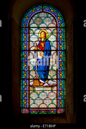 Vitrail à l'intérieur de la Basilique Saint-Eutrope ou Basilique de Saint Eutrope à Saintes au sud ouest de la France Banque D'Images