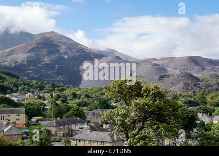 Paysage industriel avec ardoise Penrhyn et des terrils au-dessus de maisons dans la ville sur le bord du Parc National de Snowdonia Gwynedd Bethesda North Wales UK Banque D'Images