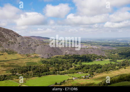 Vue de collines au-dessus de Nant Ffrancon valley dans la région de Snowdonia, à l'ardoise Penrhyn terrils près de Gwynedd Bethesda North Wales UK Banque D'Images