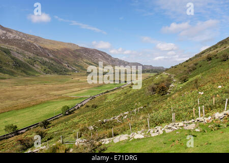 Voir au-dessus d'une route à travers5 Nant Ffrancon Valley dans le parc national de Snowdonia. Bethesda, Gwynedd, au nord du Pays de Galles, Royaume-Uni, Angleterre Banque D'Images
