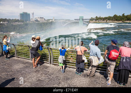 Les personnes à la recherche vers le pont en arc-en-ciel,Ville Niagara Falls, vu de l'USA ; Niagara Falls National Park, État de New York ; Banque D'Images
