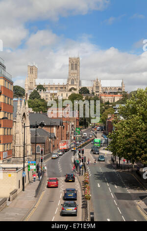 La Cathédrale de Lincoln vu depuis le pont routier sur la rivière Witham, Lincol, Lincolnshire UK Banque D'Images