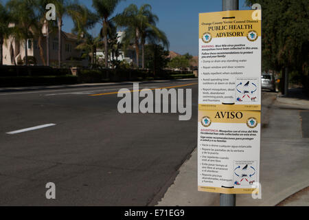 Orange County, Californie, USA. 3 Septembre, 2014. Le Orange County District de contrôle des vecteurs des panneaux affichés dans les quartiers de résidents d'avertissement du danger du virus du Nil occidental les moustiques positifs . Après. Santa Ana) - UN Seal Beach résidant dans son 80s avec des conditions médicales sous-jacentes est décédé la semaine dernière avec des complications de l'infection au virus du Nil occidental. Résultats de test a reçu cette semaine a confirmé l'infection au VNO ; dont elle avait la forme plus grave, maladie neuroinvasive West Nile. Credit : Duncan Selby/Alamy Live News Banque D'Images