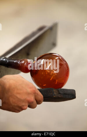 Tourner et façonner le verre fondu dans un vase Banque D'Images