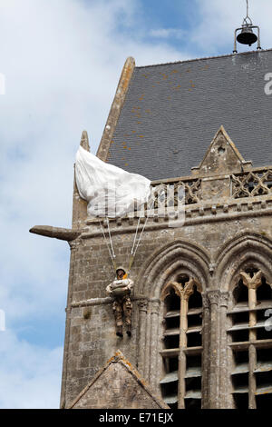 Mémorial à John Steele sur le clocher de Sainte Mère Eglise Eglise, Normandie, France. Banque D'Images