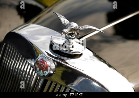 Le détail et la réflexion sur le capot d'un moteur classique vintage Ford voiture à l'Edenbridge et salon de l'agriculture Oxted Banque D'Images