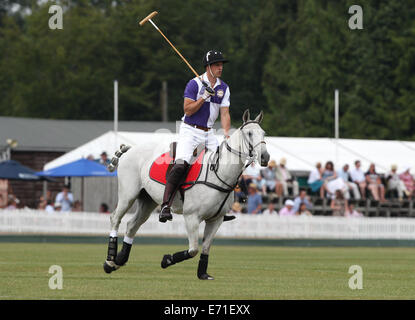 Le prince William, duc de Cambridge joue dans un tournoi de polo de bienfaisance à Cirencester Polo Club, Cirencester. Banque D'Images