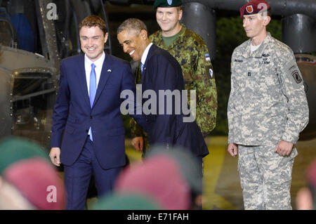 Tallinn. Sep, 2014 3. Le président américain Barack Obama (3e R) et premier ministre estonien Taavi Roivas se serrer la main après avoir parlé avec nous et les membres de l'Estonie à l'aéroport de Tallinn, Estonie, 3 septembre 2014, avant le départ d'Obama pour le sommet de l'OTAN dans le pays de Galles. Crédit : Sergei Stepanov/Xinhua/Alamy Live News Banque D'Images