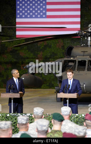 Tallinn. Sep, 2014 3. Le président américain Barack Obama (G) et premier ministre estonien Taavi Roivas s'adresser à nous et de l'Estonie à l'aéroport un service de membres à Tallinn, Estonie, 3 septembre 2014, avant le départ d'Obama pour le sommet de l'OTAN dans le pays de Galles. Crédit : Sergei Stepanov/Xinhua/Alamy Live News Banque D'Images