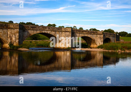 Avis de Burnsall cinq pont voûté, Yorkshire du Nord sur laquelle l'Dalesway passe Banque D'Images