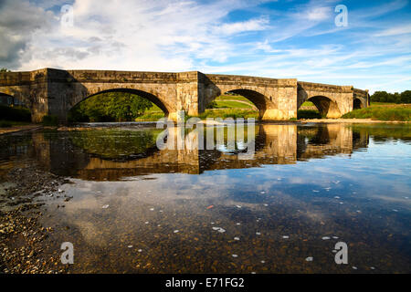 Avis de Burnsall cinq pont voûté, Yorkshire du Nord sur laquelle l'Dalesway passe Banque D'Images