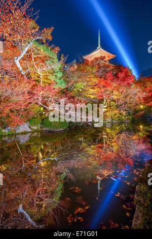 Kyoto, Japon, le Temple Kiyomizu-dera à l'automne sesaon. Banque D'Images