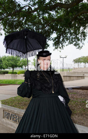 USA, Louisiane, Baton Rouge. Guide Local habillé en période de guerre civile 'mourning' tenue. Banque D'Images