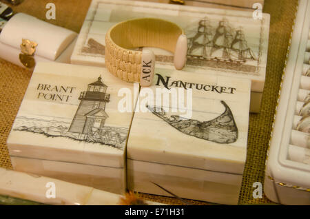 USA, Massachusetts, Nantucket. Souvenirs de l'île typique scrimshaw. Banque D'Images