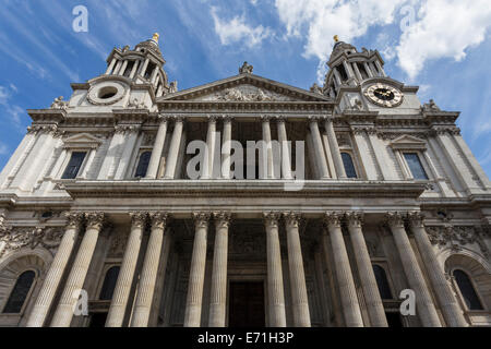 Façade de la cathédrale Saint-Paul, ville de Londres, Angleterre, Royaume-Uni Banque D'Images