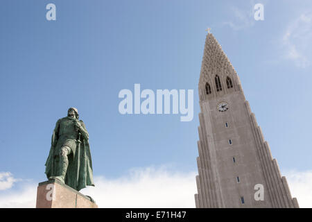 Statue de Leifur Eriksson et de l'église Hallgrimskirkja, Reykjavik, Islande Banque D'Images
