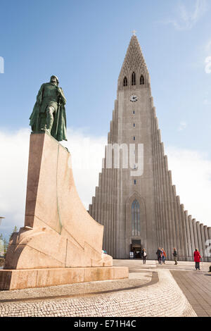 Statue de Leifur Eriksson et de l'église Hallgrimskirkja, Reykjavik, Islande Banque D'Images