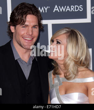 Fichier. 1er août, 2014. CARRIE UNDERWOOD va être une maman pour la première fois. Le 31-year-old country star et joueur de la LNH MIKE FISHER, 34 ans, a annoncé qu'ils attendent leur premier enfant. La naissance est prévue au printemps prochain. Photo - Mai 31, 2010 - Los Angeles, Californie, USA - Carrie Underwood et ensuite son fiancé Mike Fisher arrivent pour le Grammy Awards show. (Crédit : © Lisa O'Connor/ZUMA Press) Banque D'Images