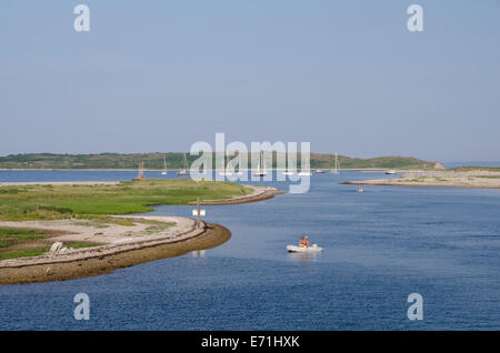 USA, Massachusetts, Elizabeth Islands, Cuttyhunk Island. Au large de la nautique de Cuttyhunk rivages rocailleux. Banque D'Images