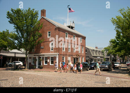 USA, Massachusetts, Nantucket. Le centre-ville de cobble stone rue Principale, Édifice historique Club Pacifique, est. 1772. Banque D'Images