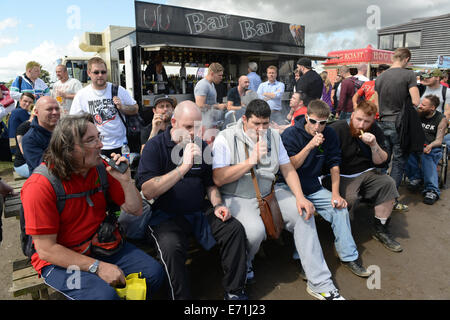 Les amateurs de vapeur l'inhalation de leur e cigarettes comme des milliers d'vaporsists assister à la deuxième édition du festival vapeur Banque D'Images