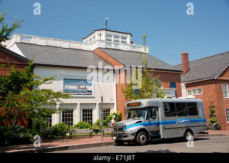 USA, Massachusetts, Nantucket. Bus en face de la plage de Whaling Museum, situé dans le quartier historique de l'usine de bougie de la famille Mitchell. Banque D'Images