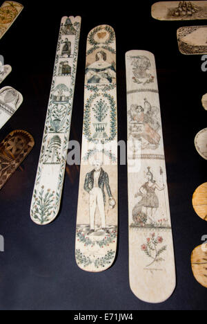 USA, Massachusetts, New Bedford Whaling Museum,. Os de baleine sculptés Scrimshaw corset-busks, c. fin des années 1800 Banque D'Images