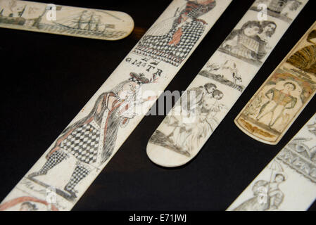 USA, Massachusetts, New Bedford Whaling Museum,. Os de baleine sculptés Scrimshaw corset-busks, c. fin des années 1800 Banque D'Images