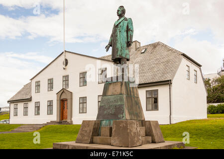 La Maison du gouvernement, le Bureau du Premier Ministre, et Hannes Hafstein statue, Laekjargata, Reykjavik, Islande Banque D'Images