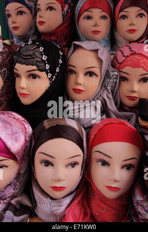 Fes Maroc hijab islamique foulards de tête à la vente dans le marché de la médina Banque D'Images