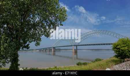 L'Hernando de Soto Bridge est un pont en arc à travers l'exécution de l'Interstate 40 à travers le fleuve du Mississippi entre West Memphis, un Banque D'Images