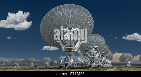 La VLA - Very Large Array Radio Telescope - à Socorro, Nouveau Mexique un interféromètre astronomique est un tableau de télescopes ou Banque D'Images
