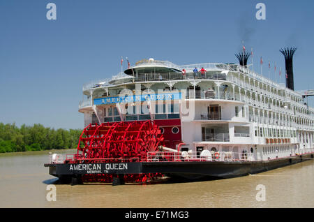 USA, au Mississippi, Vicksburg. American Queen cruise paddlewheel boat sur la rivière Yazoo au large de la rivière Mississippi. Banque D'Images