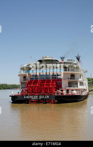 USA, au Mississippi, Vicksburg. American Queen cruise paddlewheel boat sur la rivière Yazoo au large de la rivière Mississippi. Banque D'Images