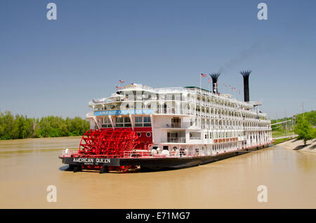 USA, au Mississippi, Vicksburg. American Queen cruise paddlewheel boat sur la rivière Yazoo au large de la rivière Mississippi. Banque D'Images