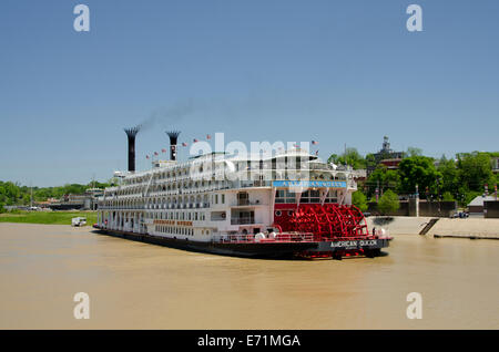 USA, au Mississippi, Vicksburg. American Queen cruise paddlewheel boat sur la rivière Yazoo au large de la rivière Mississippi. Banque D'Images