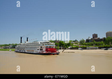 USA, au Mississippi, Vicksburg. American Queen cruise paddlewheel boat sur la rivière Yazoo au large de la rivière Mississippi. Banque D'Images