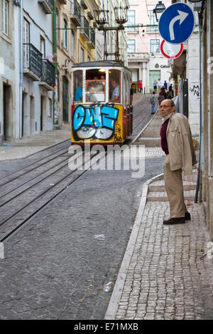 Les tramways sur la Calcada Bica Grande, Lisbonne, Portugal Banque D'Images