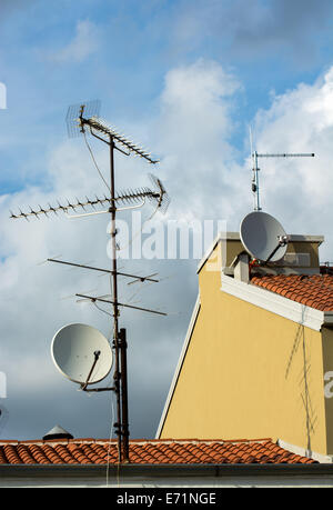 Antennes et antennes multiples sur le toit Banque D'Images