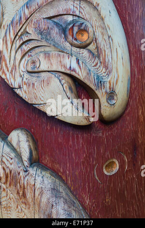 Image abstraite de saumon sculpté sur le tronc d'un cèdre Banque D'Images