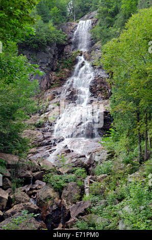 L'eau en cascade sur les rochers en noir Beaver Falls à Agawa Canyon Banque D'Images