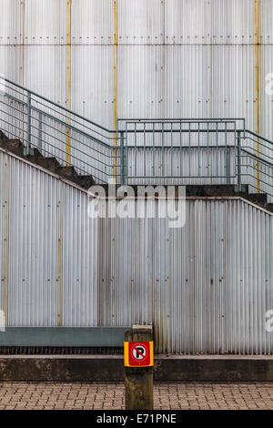 Image abstraite d'un no-parking signe par un bâtiment en métal face à Granville Island, Vancouver Banque D'Images